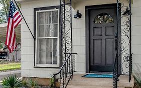 Southern Charm - Near Main With Hot Tub