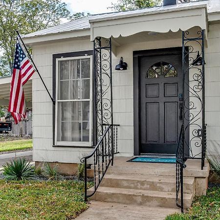 Southern Charm - Near Main With Hot Tub Fredericksburg Exterior photo