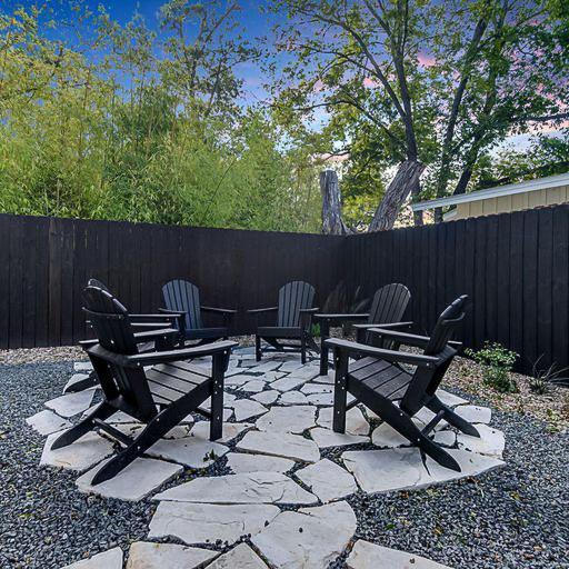 Southern Charm - Near Main With Hot Tub Fredericksburg Exterior photo