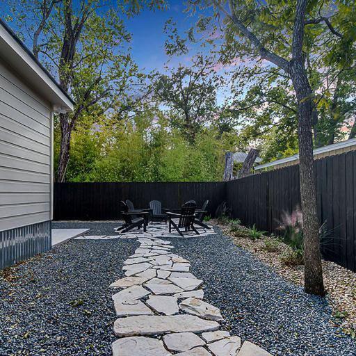 Southern Charm - Near Main With Hot Tub Fredericksburg Exterior photo
