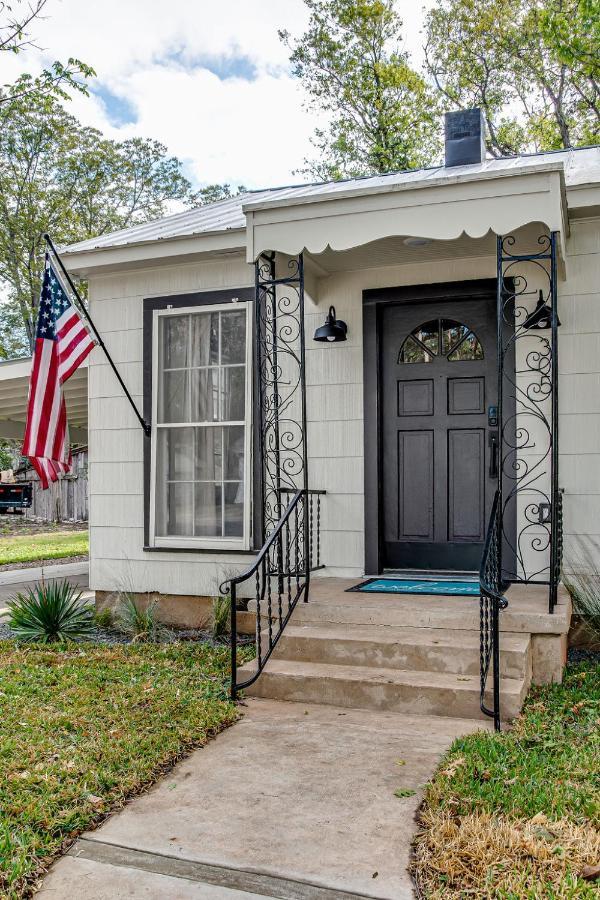 Southern Charm - Near Main With Hot Tub Fredericksburg Exterior photo
