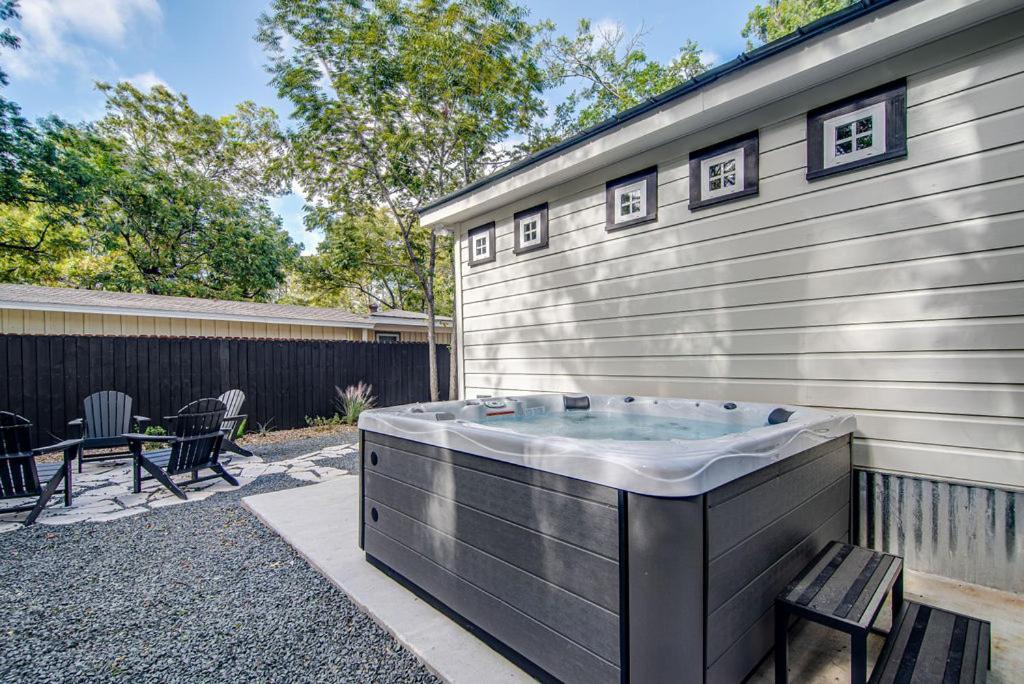 Southern Charm - Near Main With Hot Tub Fredericksburg Exterior photo