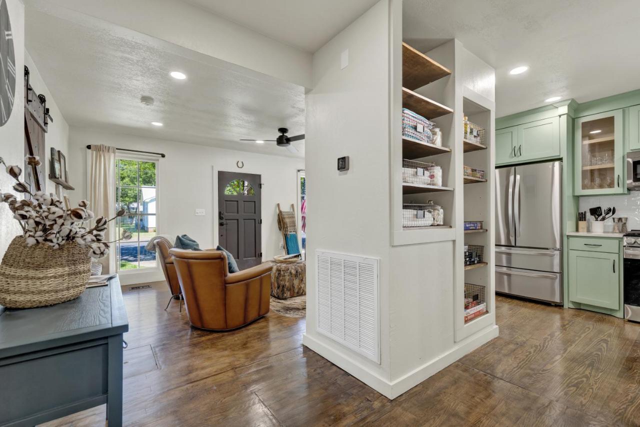 Southern Charm - Near Main With Hot Tub Fredericksburg Exterior photo