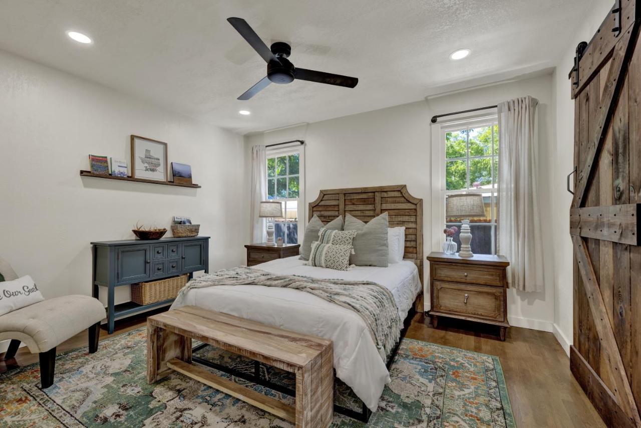 Southern Charm - Near Main With Hot Tub Fredericksburg Exterior photo