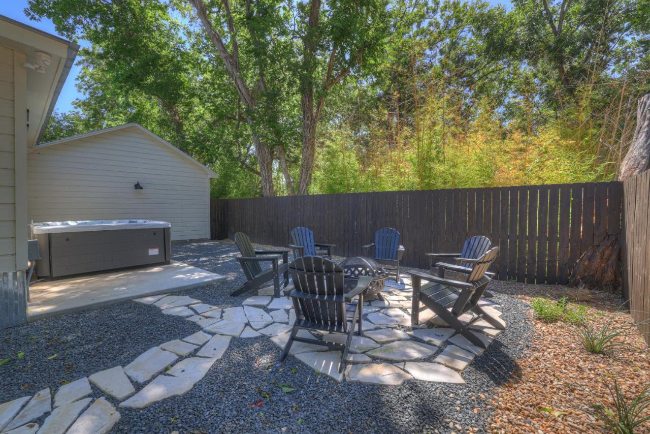 Southern Charm - Near Main With Hot Tub Fredericksburg Exterior photo