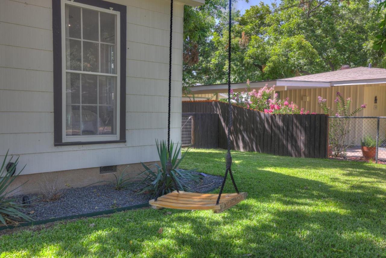 Southern Charm - Near Main With Hot Tub Fredericksburg Exterior photo