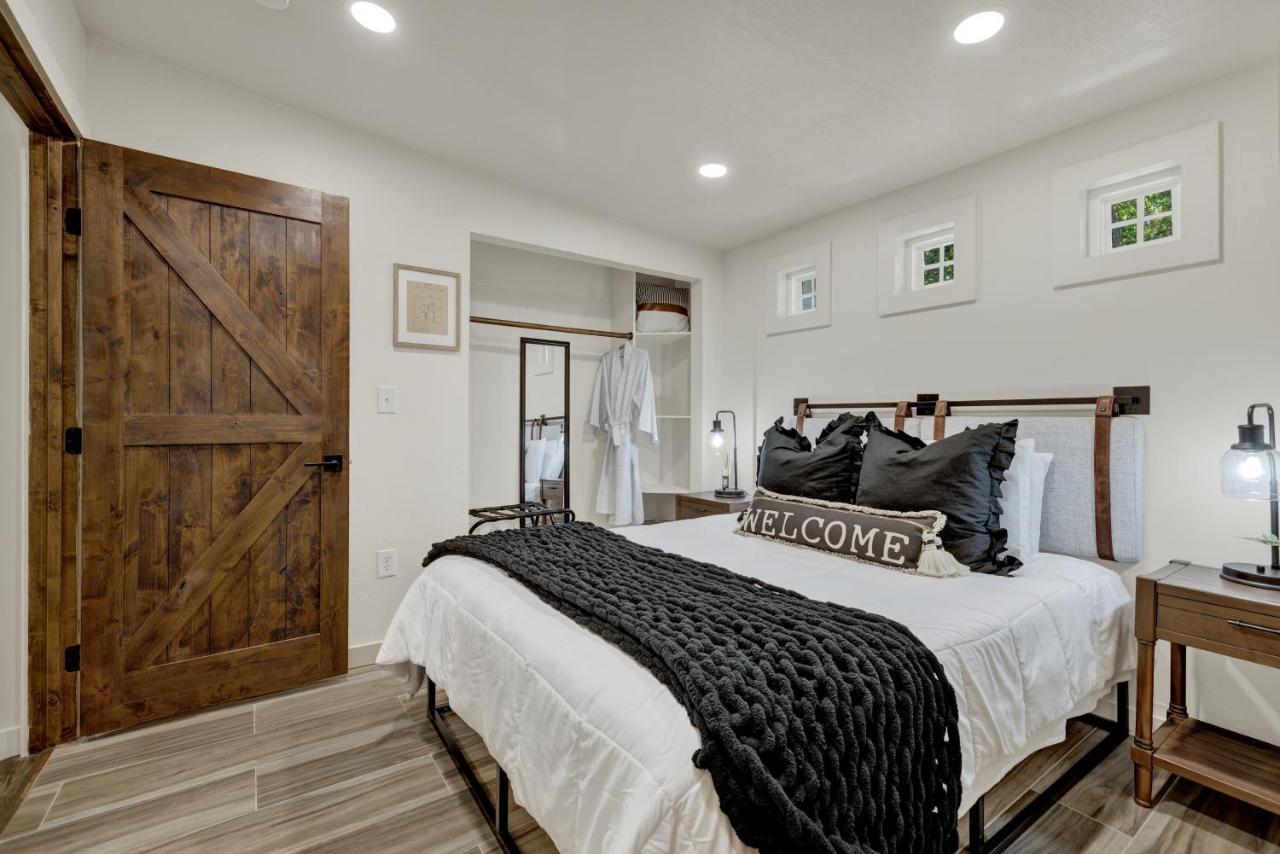 Southern Charm - Near Main With Hot Tub Fredericksburg Exterior photo