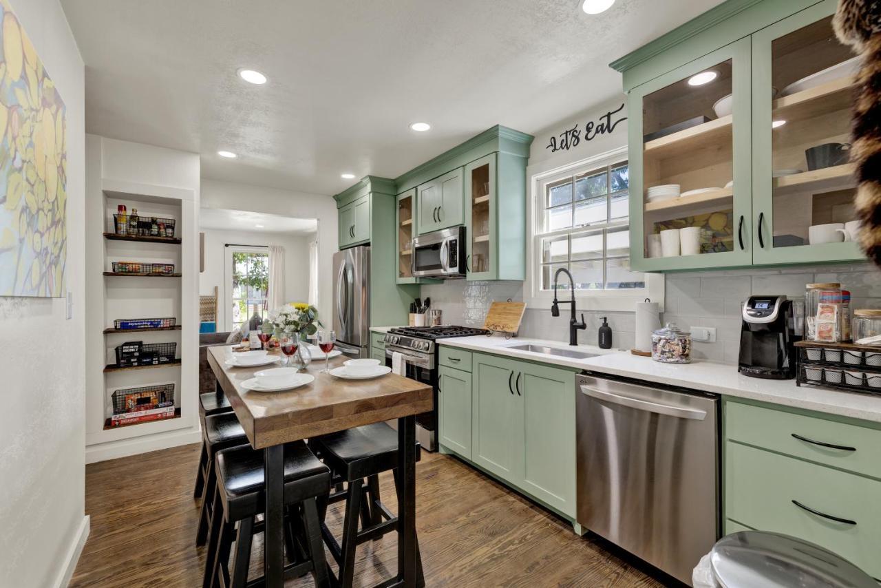 Southern Charm - Near Main With Hot Tub Fredericksburg Exterior photo