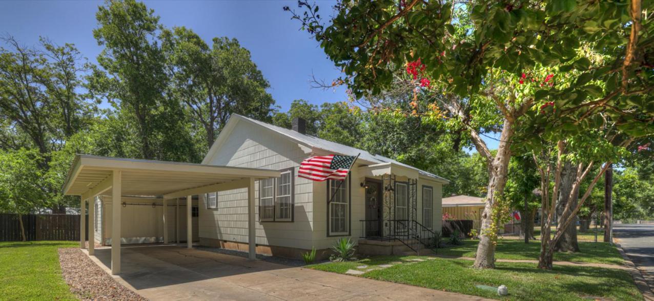Southern Charm - Near Main With Hot Tub Fredericksburg Exterior photo